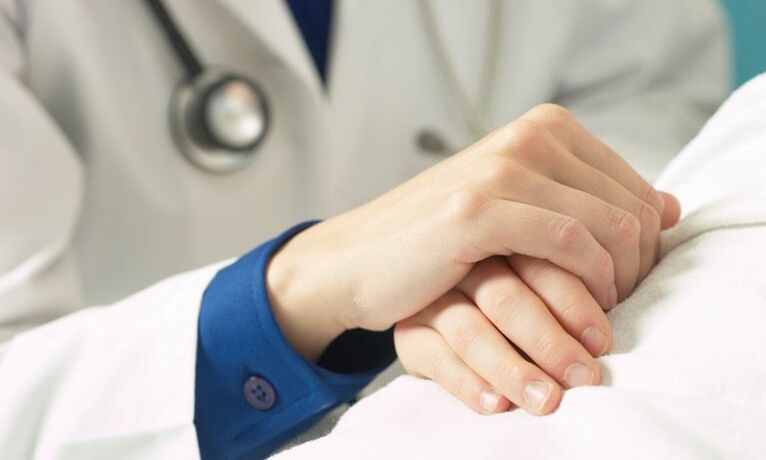 γιατρός υποστηρίζει ασθενή με προστατίτιδα